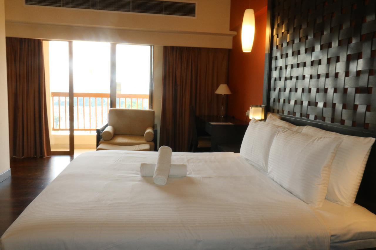 Millennium Suite At Pyramid Tower Petaling Jaya Exterior foto
